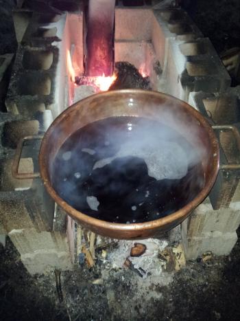 Boiling sap to make maple syrup. (Photo by Jerry Jondreau)