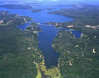 An aerial photo of Shingobee River emptying into Shingobee Bay on Leech Lake. 